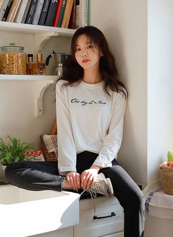 レタリング刺繍モダール混Tシャツ 韓国
